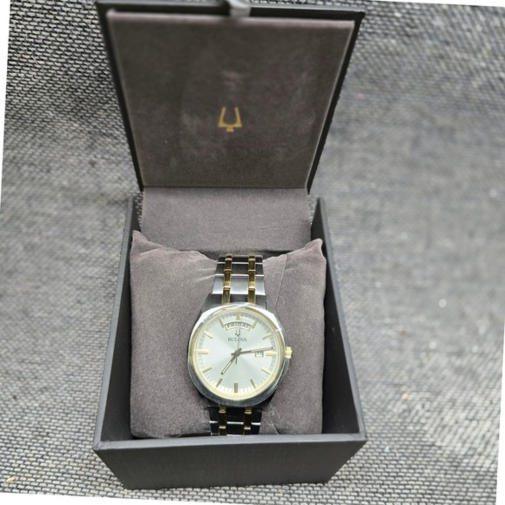 Bulova Surveyor Watch 98C127 Silver Gold Two Tone Day Date 39mm Excellent Dress